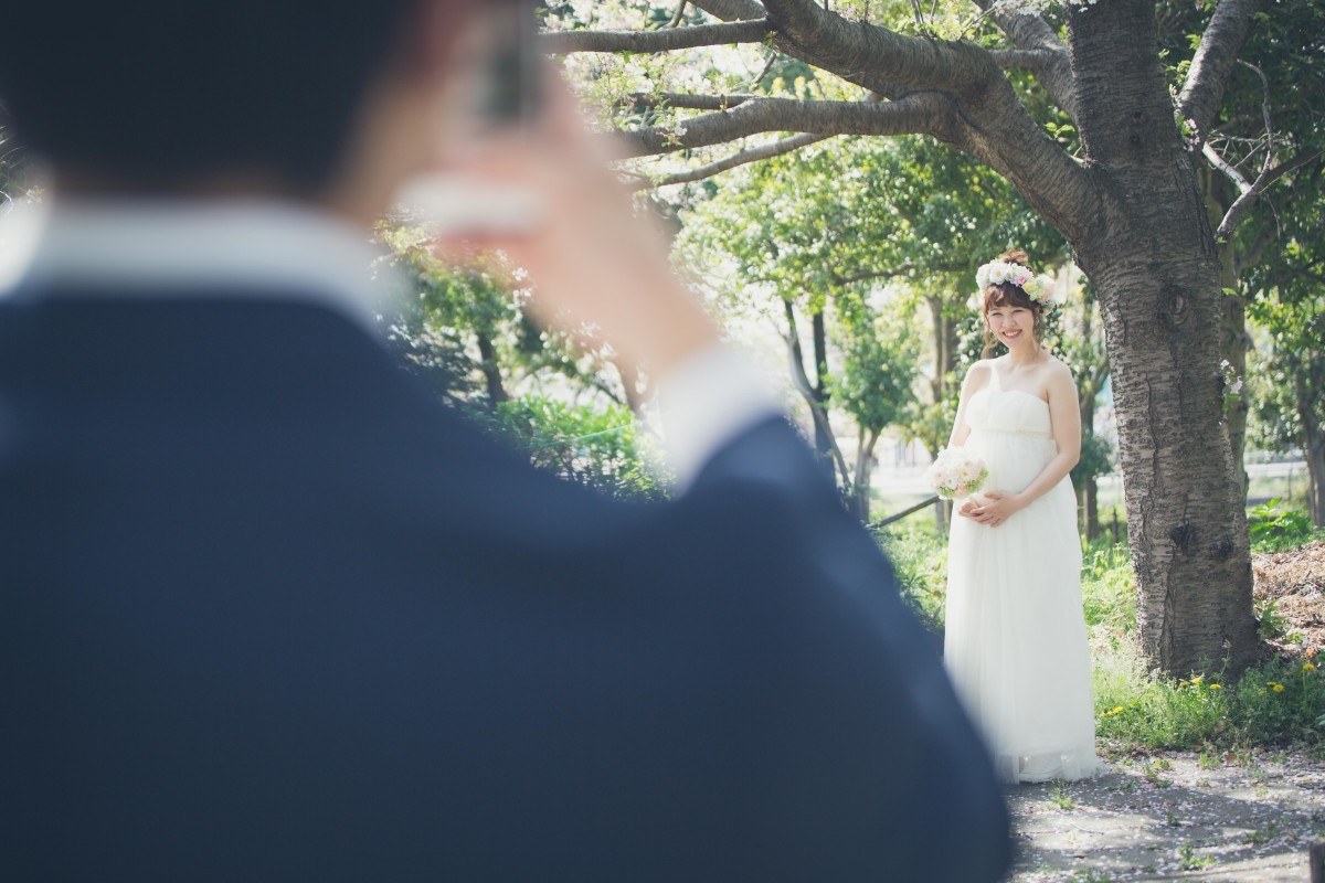 高野和希が出張撮影した春の公園でのマタニティフォト(エミリィ)