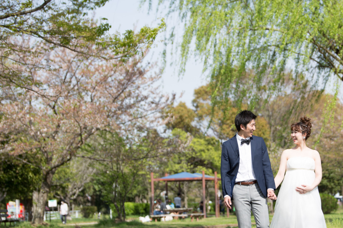 高野和希が出張撮影した春の公園でのマタニティフォト(エミリィ)
