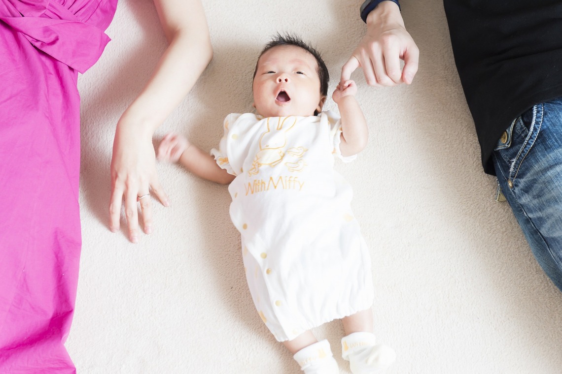 24to Produceが出張撮影した家族写真(キッズ,ベビーフォト)などが写った「ニューボーンフォト」の家族写真