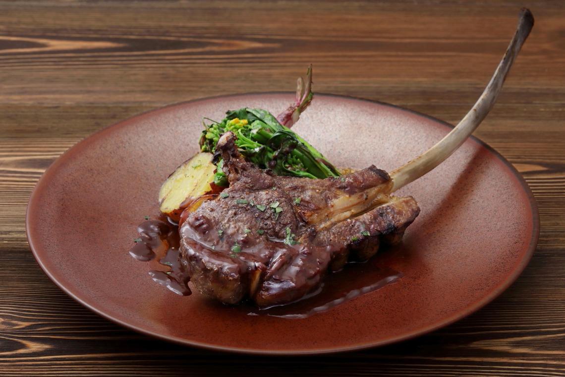 森安　照が撮影した「ステーキ・ハンバーグ・フライ・チキン・サラダ」の写真