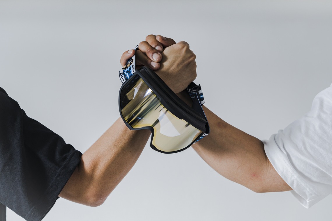 山内康平が撮影した「スノーボード・ウェアブランドスタジオ撮影」の写真