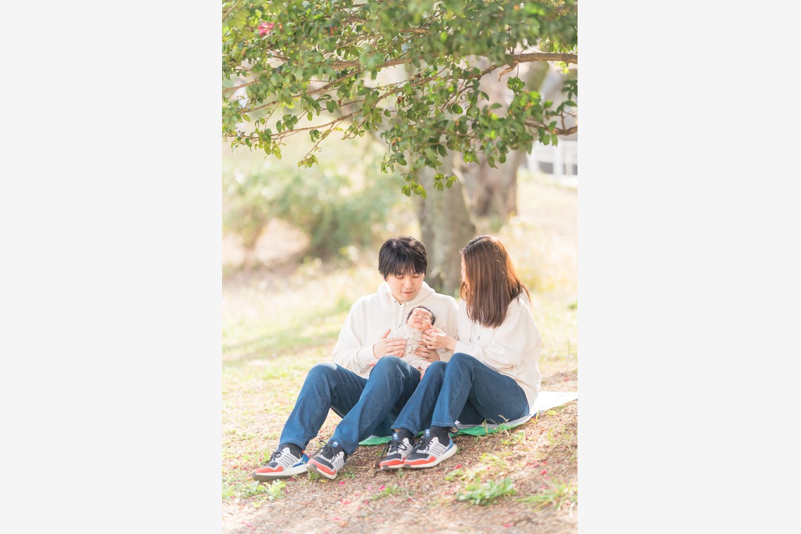 池田廉が出張撮影した家族写真(キッズ,ベビーフォト)などが写った「公園にて」の家族写真
