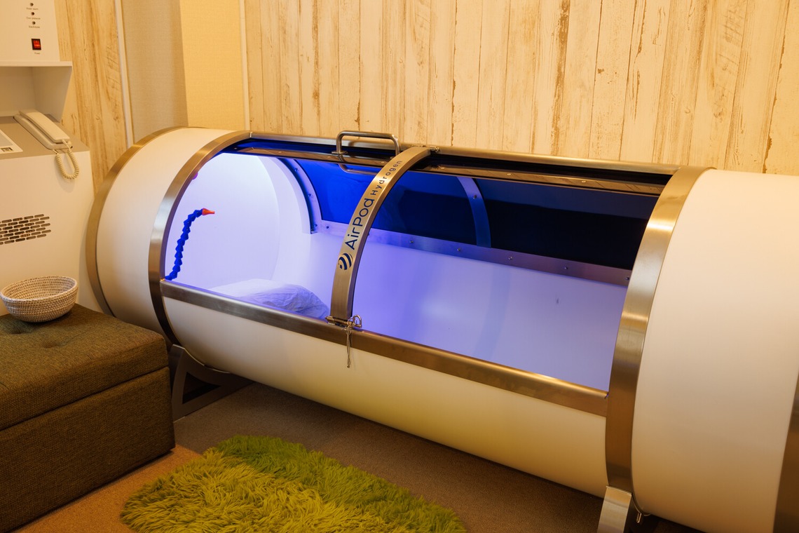 Yusuke Usuiが撮影した写真のアルバム「水素カプセル MOPI 内観・人物撮影」