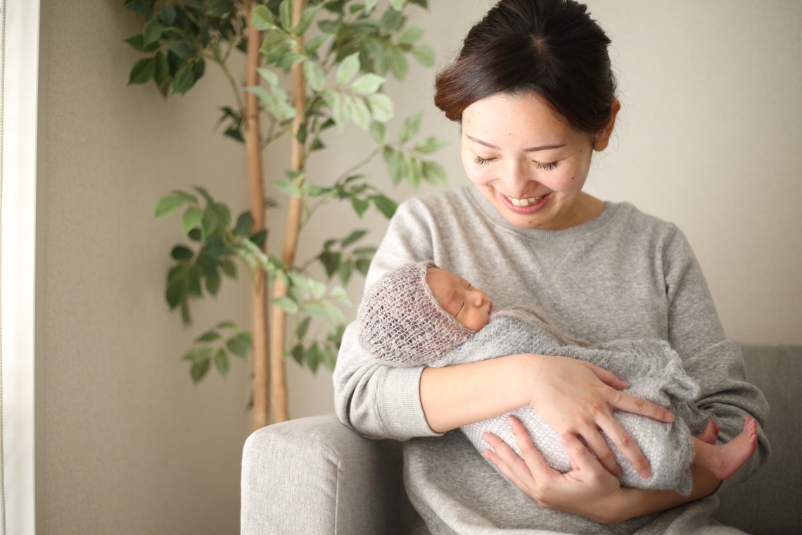 出張撮影HUG TIMEが出張撮影した家族写真(キッズ,ベビーフォト)などが写った「ニューボーンフォト＠ご自宅」の家族写真