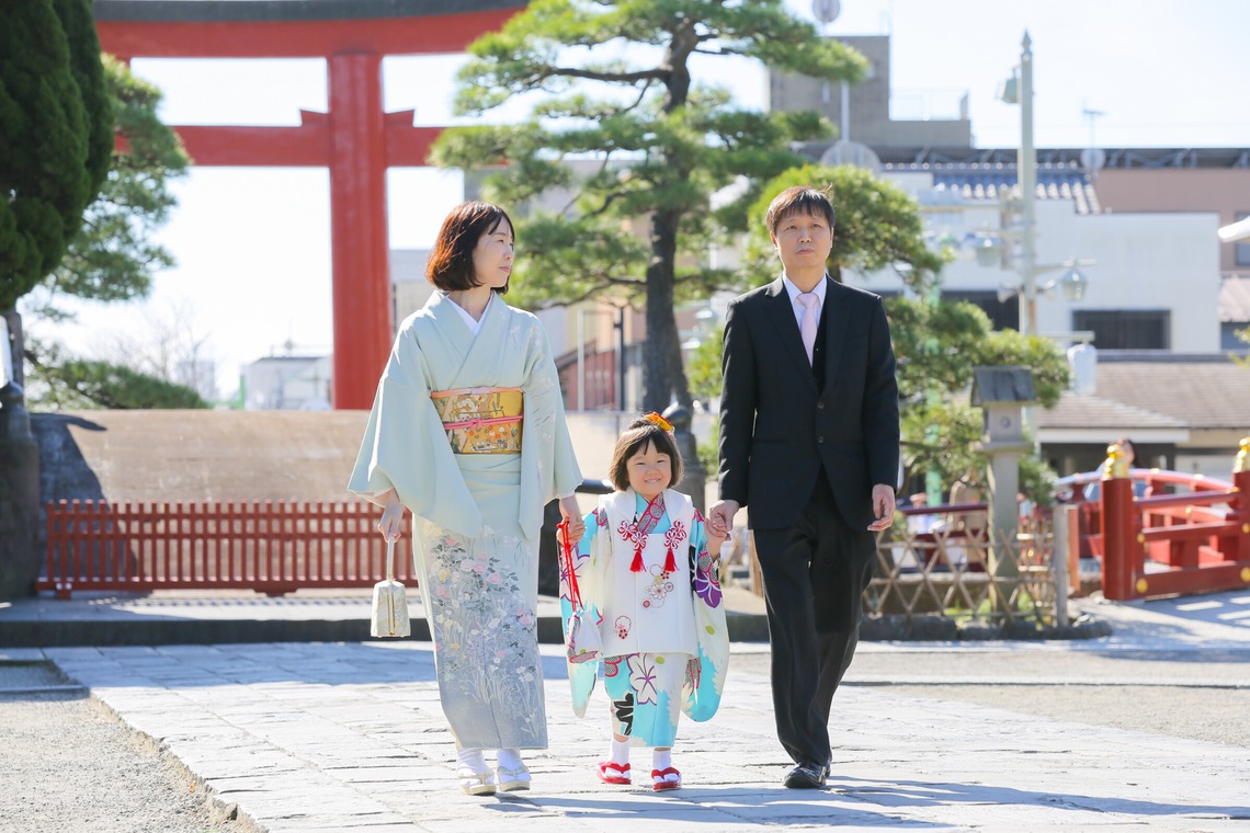 出張撮影　FotoMatograph　間藤　恒が出張撮影した家族写真(キッズ,ベビーフォト)などが写った「21.11.12　鶴岡八幡宮　椋梨様」の家族写真