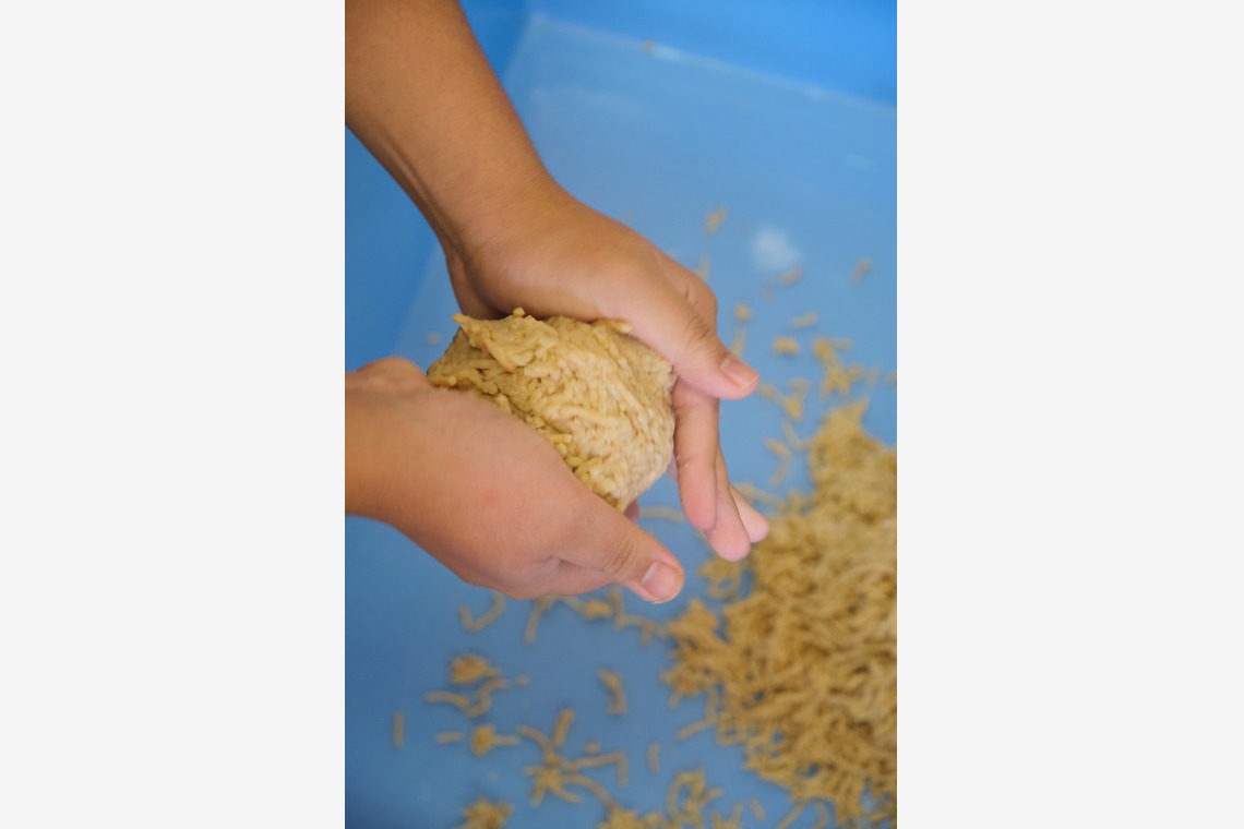 中村將一写真事務所が出張撮影した家族写真(キッズ,ベビーフォト)などが写った「味噌作り仕込み」の家族写真