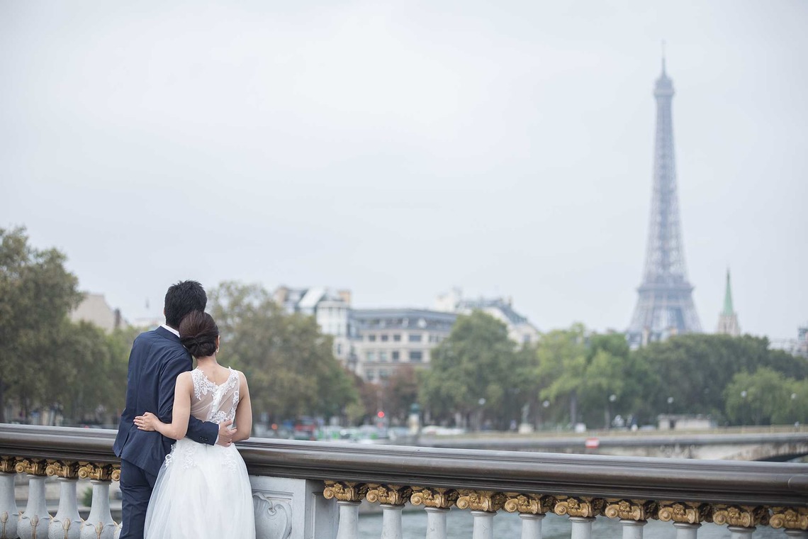 Petite Nao Photographyが撮影した「パリでのフォトウェディング（エッフェル塔、アレキサンドルIII世橋、ルーブル美術館）」の写真