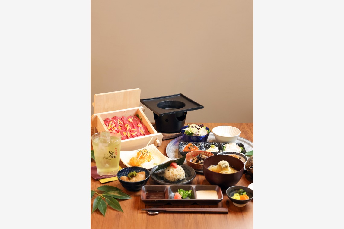 STARS -BRANDING AND DESIGN- (SNSマーケティングコンサル)が撮影した「雑誌表紙　雑誌カバー　飲食店　料理　コース」の写真