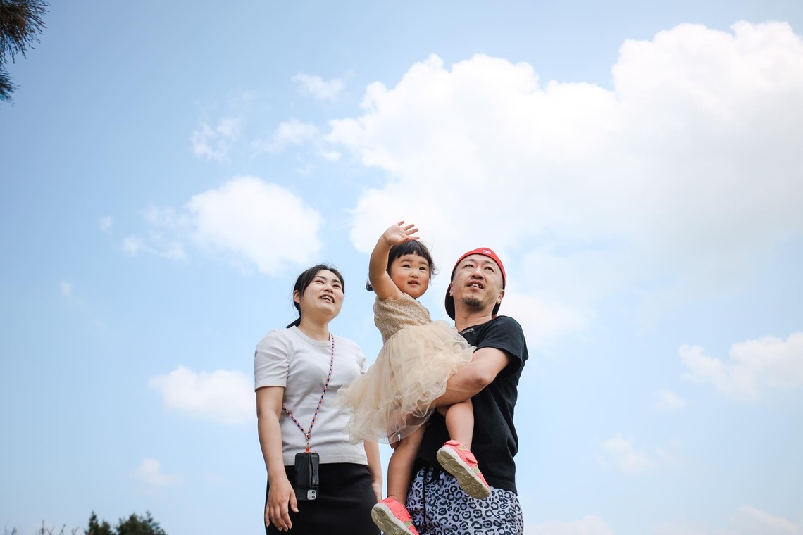 ポートレート沖縄が出張撮影した家族写真(キッズ,ベビーフォト)などが写った「天真爛漫な女の子３歳の誕生日」の家族写真