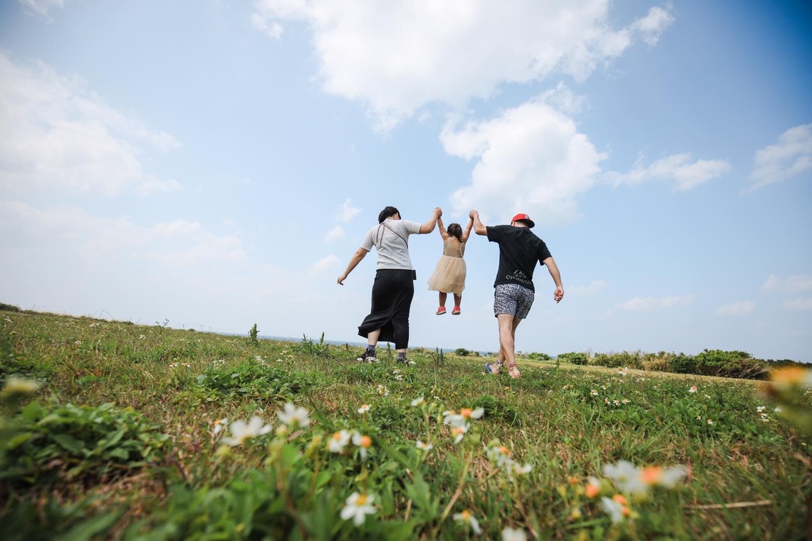 ポートレート沖縄が出張撮影した家族写真(キッズ,ベビーフォト)などが写った「天真爛漫な女の子３歳の誕生日」の家族写真