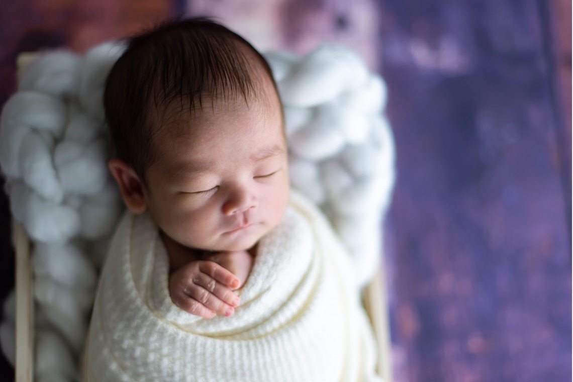 サキヤマ リエが出張撮影した家族写真(キッズ,ベビーフォト)などが写った「ホワイト系・ひつじのぬいぐるみ・男の子のニューボーンフォト 」の家族写真