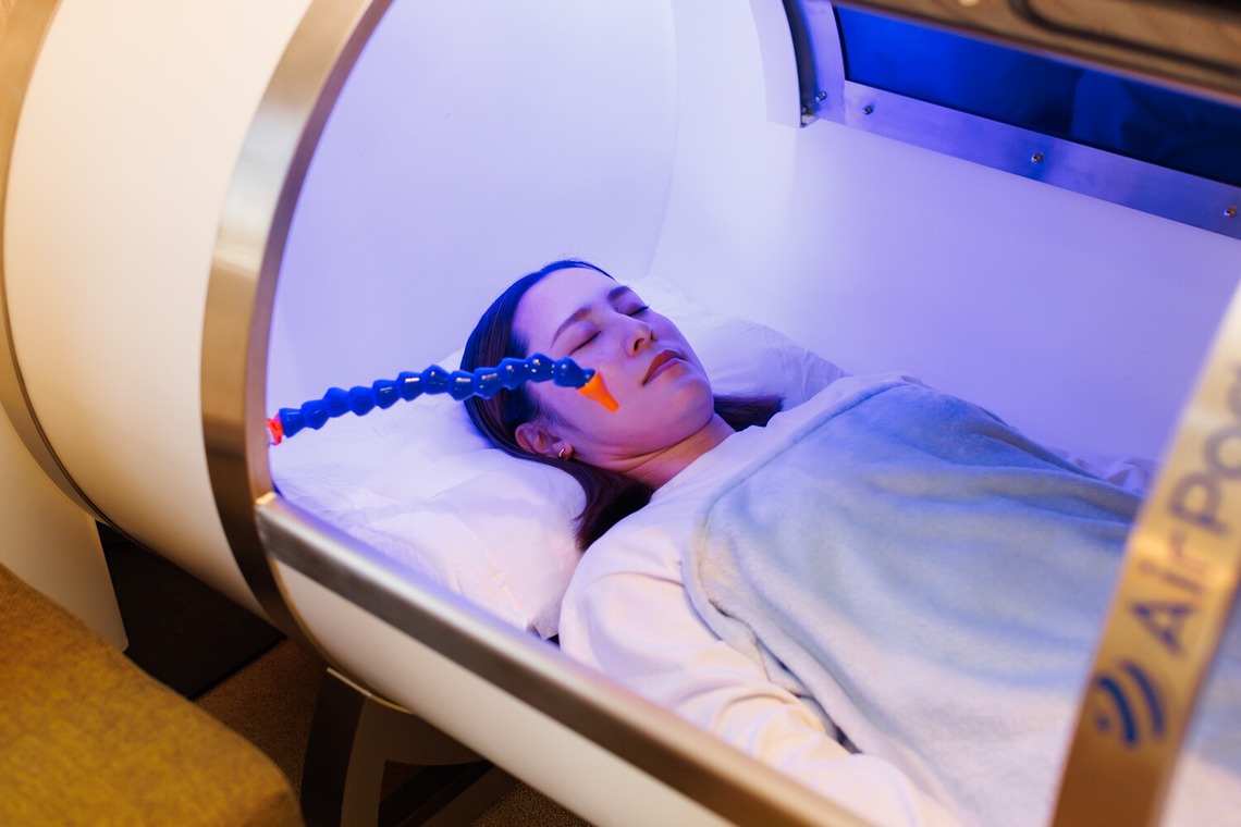 Yusuke Usuiが撮影した写真のアルバム「水素カプセル MOPI 内観・人物撮影」