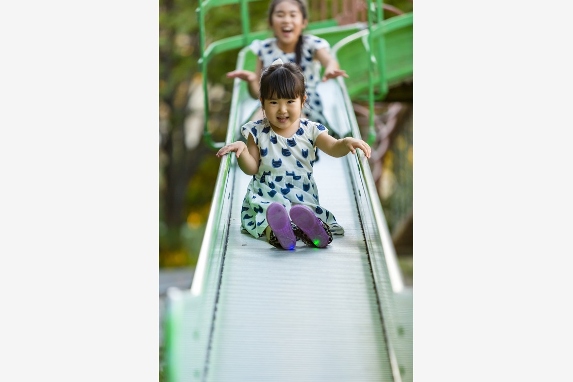 Bernard Lykesが出張撮影した家族写真(キッズ,ベビーフォト)などが写った「シスターズ・サマー・プレイ」の家族写真