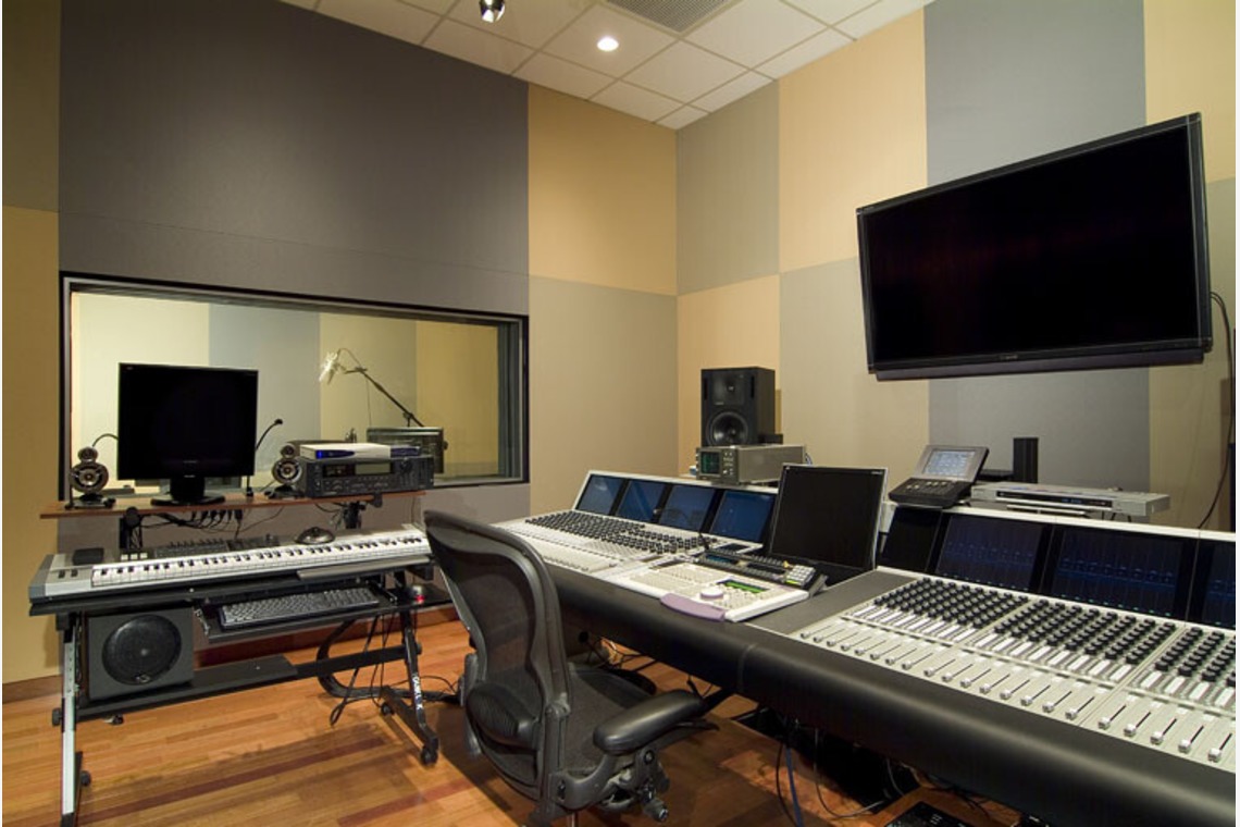 富岡敦が撮影した写真のアルバム「テレビ・ラジオ局」