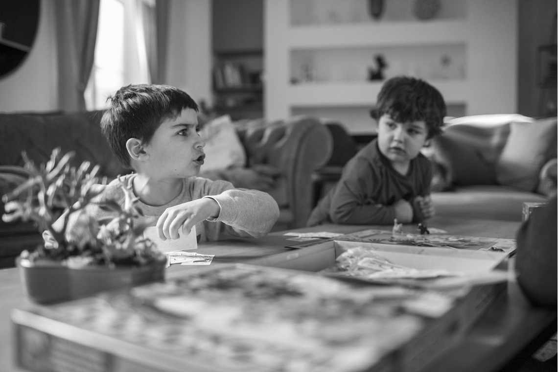 Petite Nao Photographyが出張撮影した家族写真(キッズ,ベビーフォト)などが写った「自宅でのドキュメンタリー形式の家族写真」の家族写真