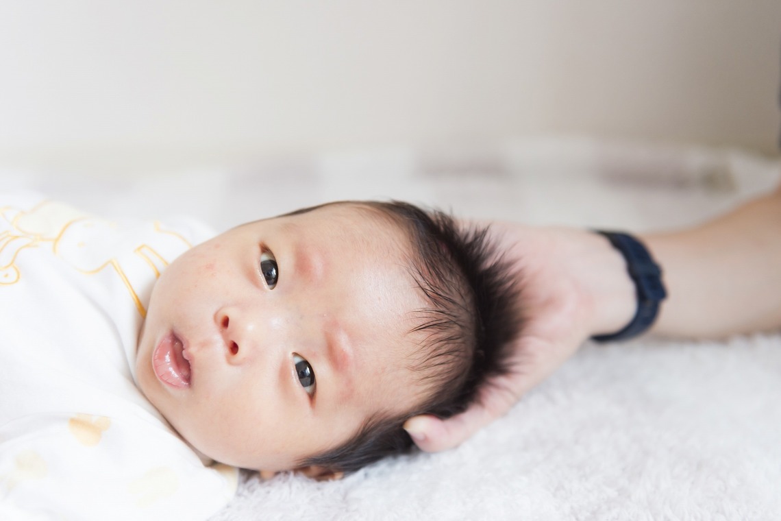 24to Produceが出張撮影した家族写真(キッズ,ベビーフォト)などが写った「ニューボーンフォト」の家族写真