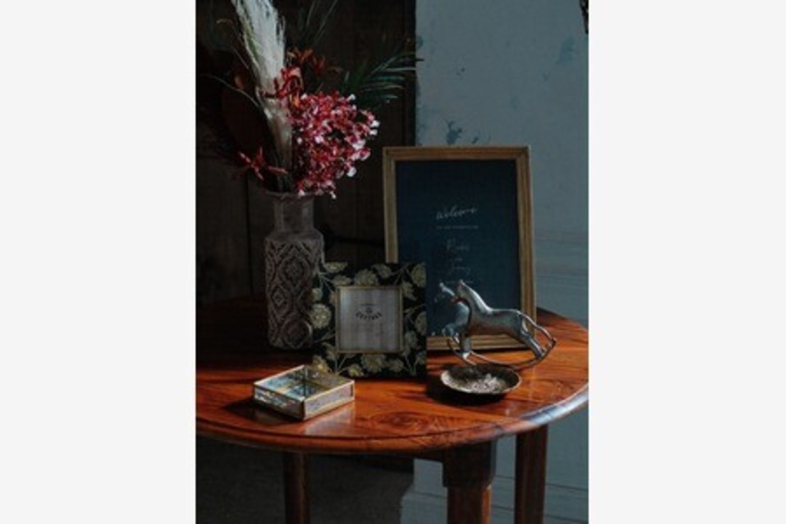 SEE LIKE PHOTOが撮影した「インテリア　雑貨　アンティーク　自然光　ラグジュアリー」の写真