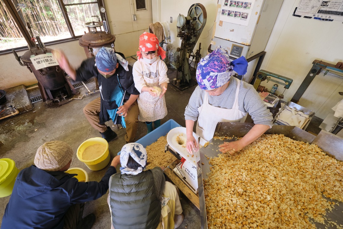 中村將一写真事務所が出張撮影した家族写真(キッズ,ベビーフォト)などが写った「味噌作り仕込み」の家族写真