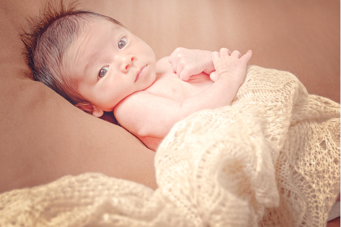 ライトハウスフォトが出張撮影した家族写真(キッズ,ベビーフォト)などが写った「新生児フォト」の家族写真