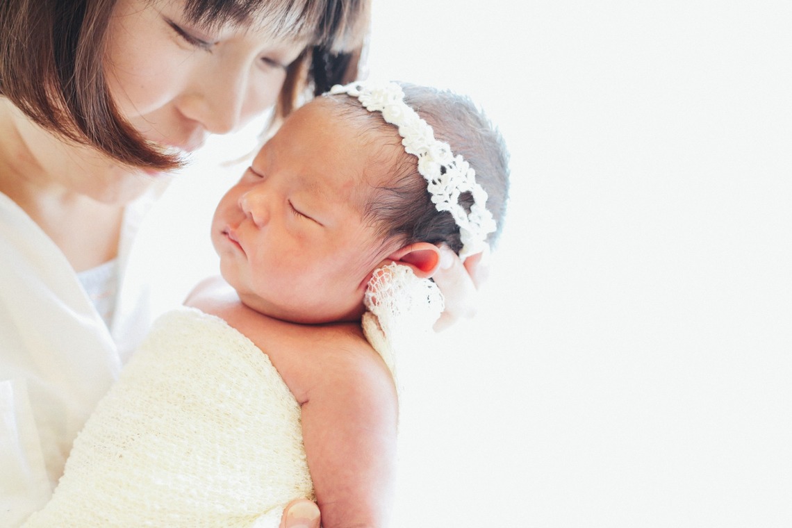 出張撮影HUG TIMEが撮影した「自宅でナチュラルなニューボーンフォト」の写真