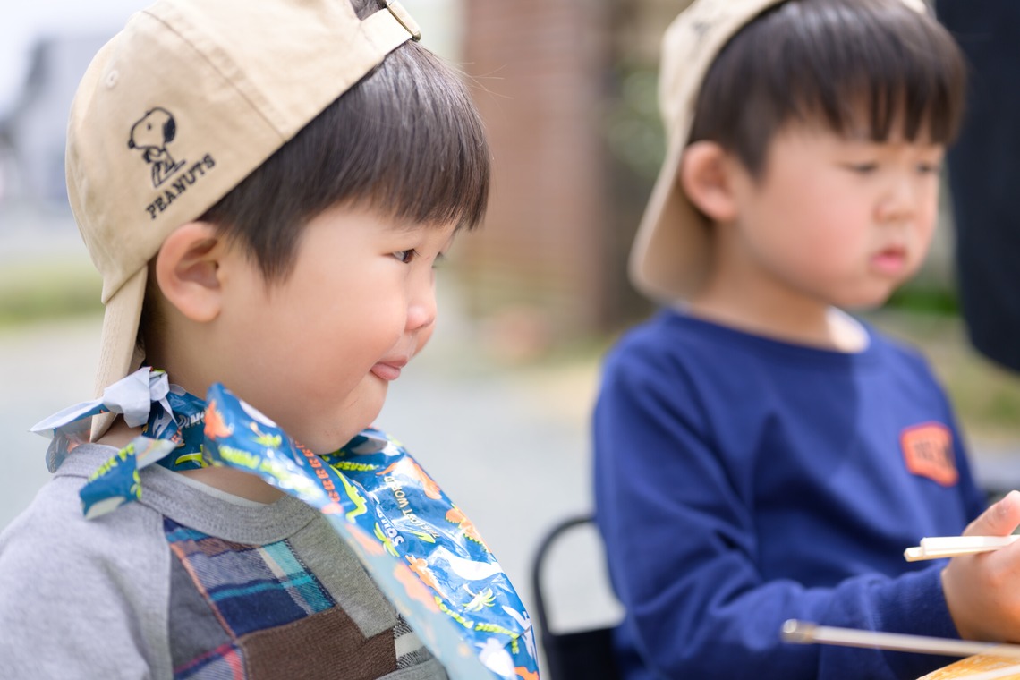 大塚由充が出張撮影した家族写真(キッズ,ベビーフォト)などが写った「屋外バーベキューで楽しむ子供たち風景」の家族写真