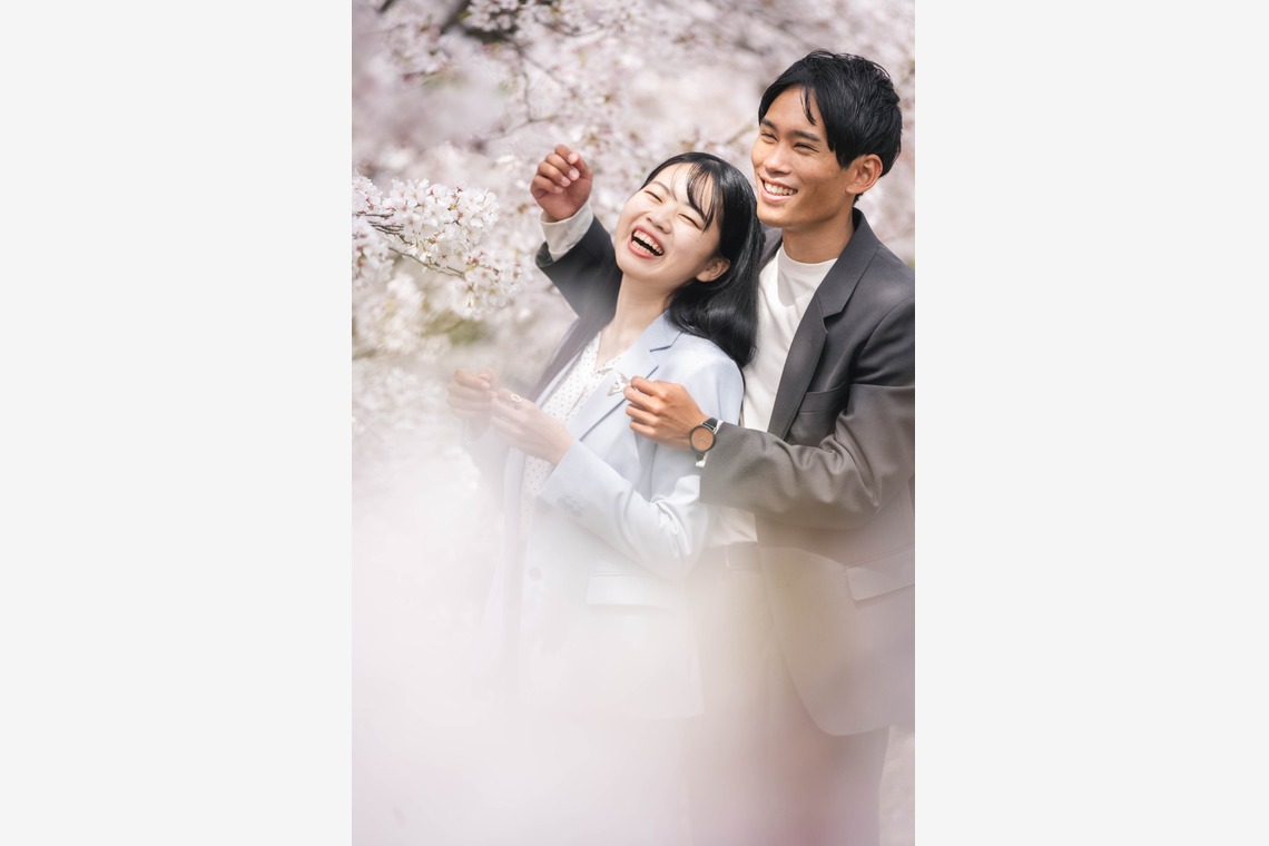 Photo of Couple photo in Kyoto with cherry blossoms in full bloom taken by Kanae Suzuki