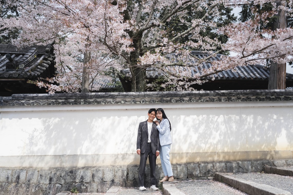 Album of the Engagement Photography taken by Kanae Suzuki - Couple photo in Kyoto with cherry blossoms in full bloom