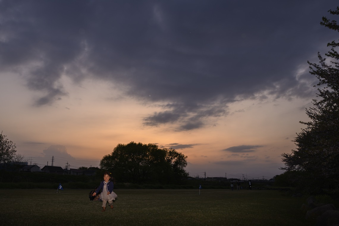 photoYoshitakeが出張撮影した家族写真(キッズ,ベビーフォト)などが写った「公園にて」の家族写真