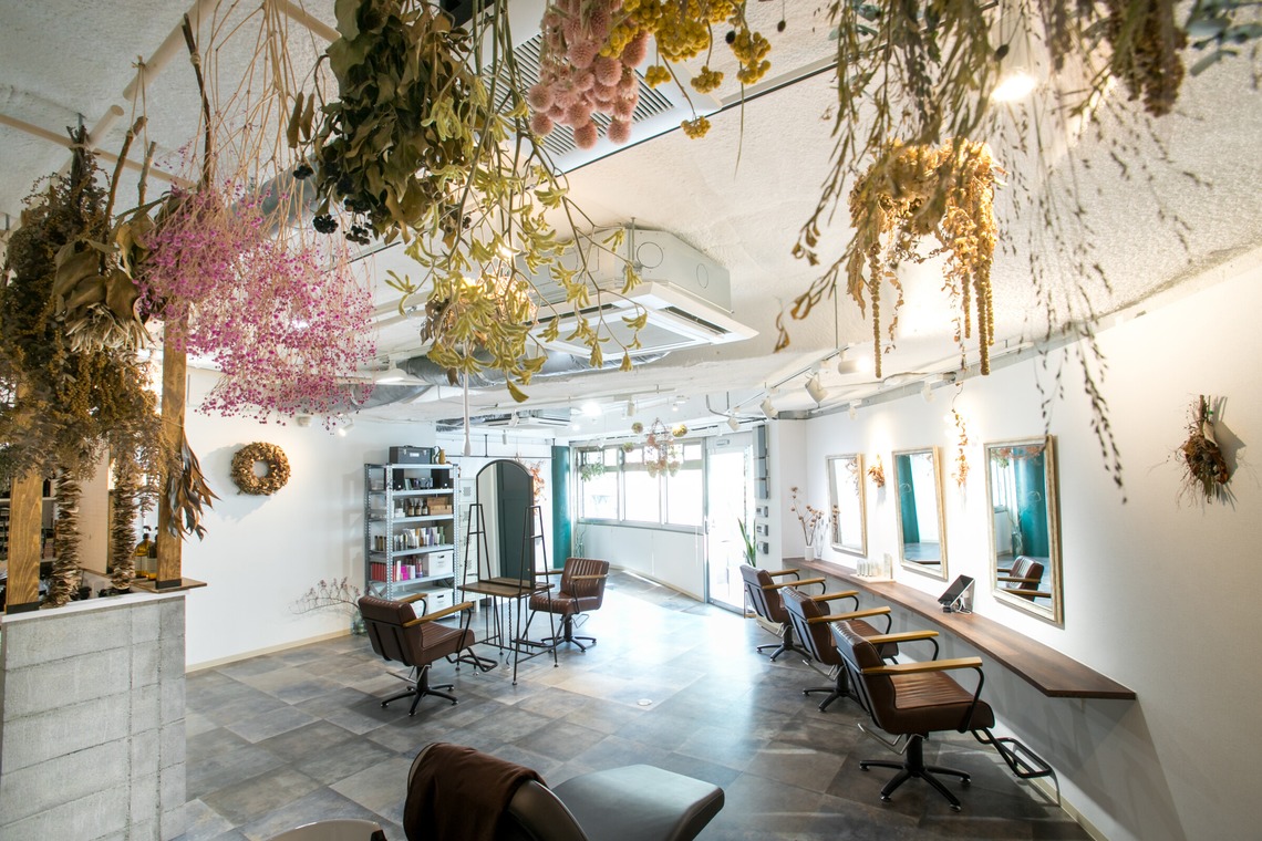 德永三千代が撮影した「ショップ・サロン」の写真