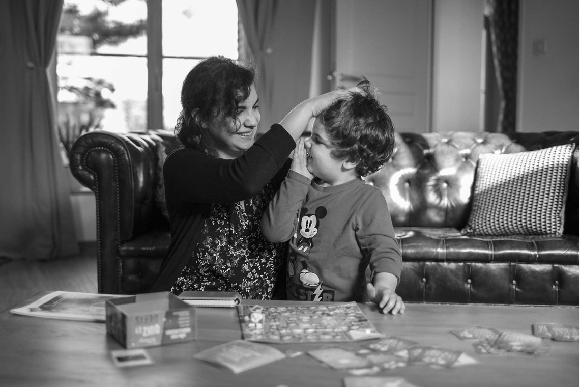 Petite Nao Photographyが出張撮影した家族写真(キッズ,ベビーフォト)などが写った「自宅でのドキュメンタリー形式の家族写真」の家族写真