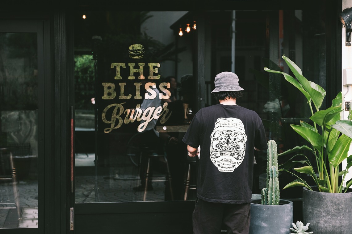 土門巧が撮影した写真のアルバム「THE BLISS BURGER」