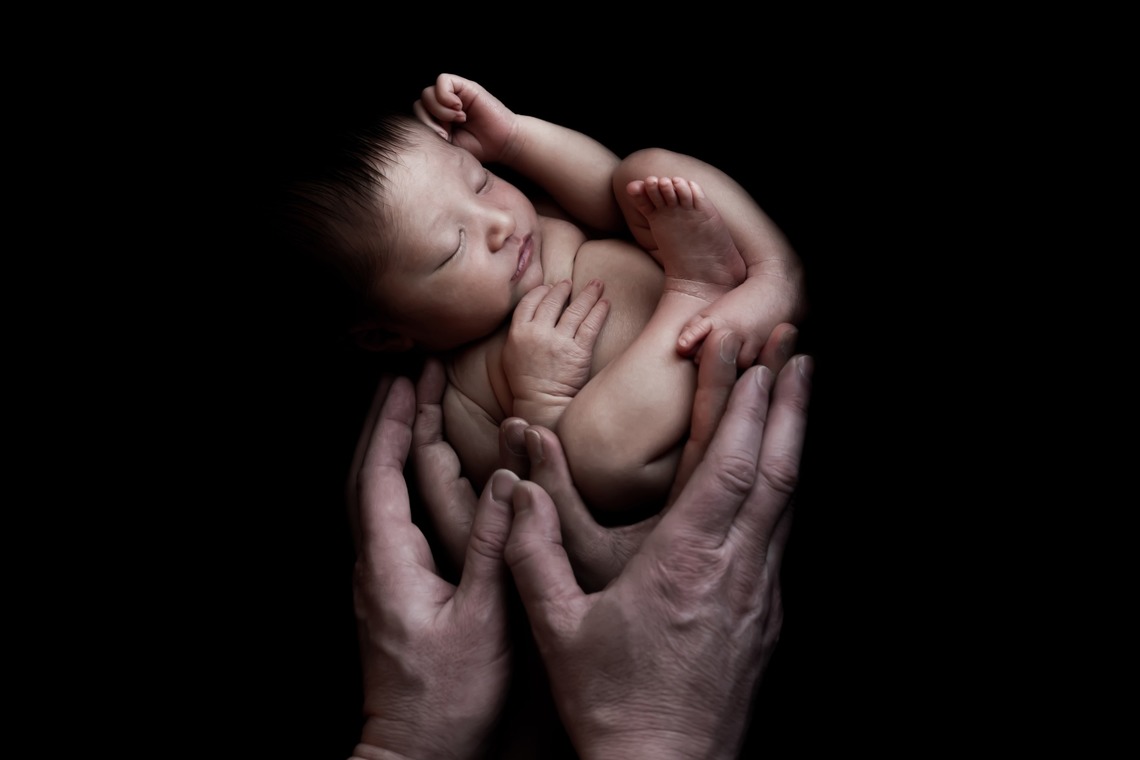 サキヤマ リエが撮影した写真のアルバム「ラベンダー系・黒背景・女の子のニューボーンフォト 」