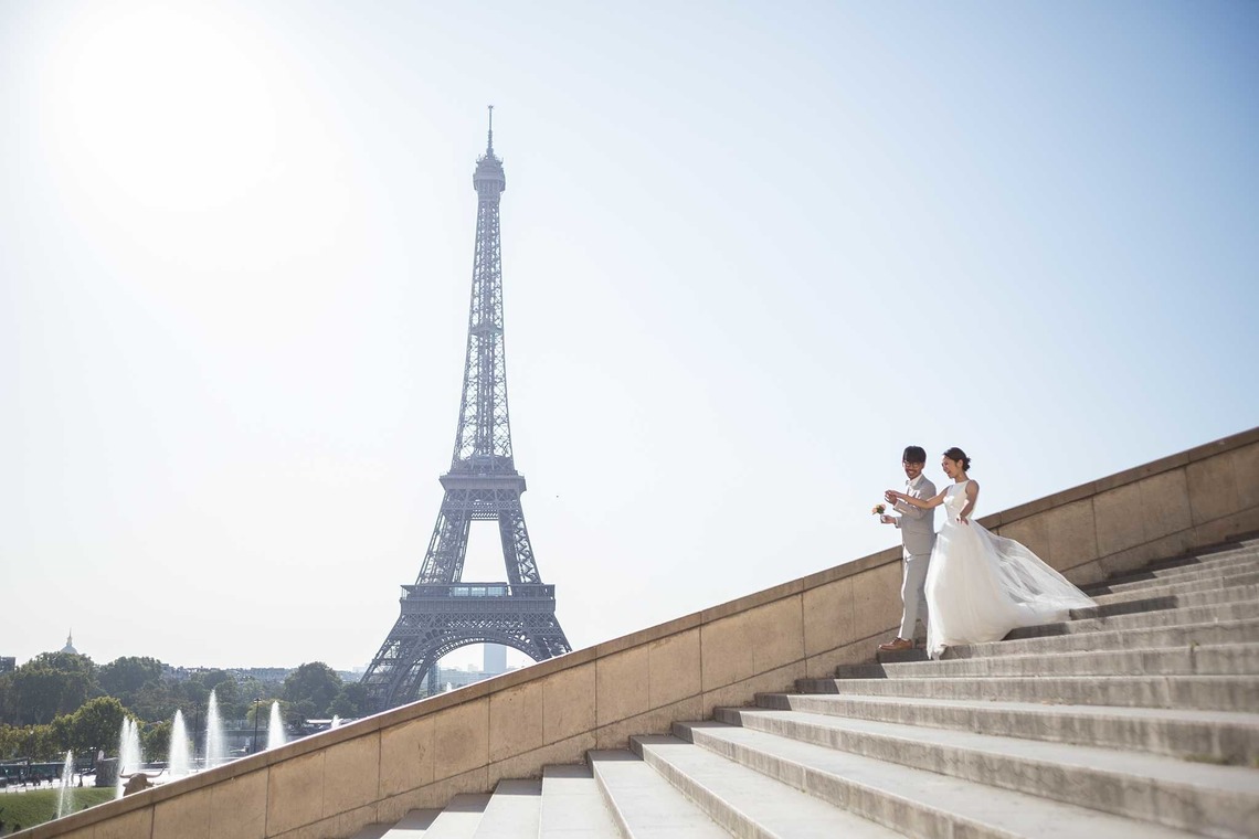 Petite Nao Photographyが撮影した「パリでのフォトウェディング（エッフェル塔、ビルアケム橋、ルーブル美術館、パレロワイヤル）」の写真