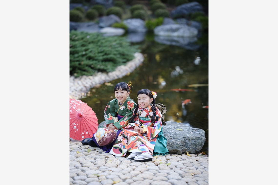 藤原和彦が出張撮影した家族写真(キッズ,ベビーフォト)などが写った「お寺さんでの七五三記念撮影」の家族写真