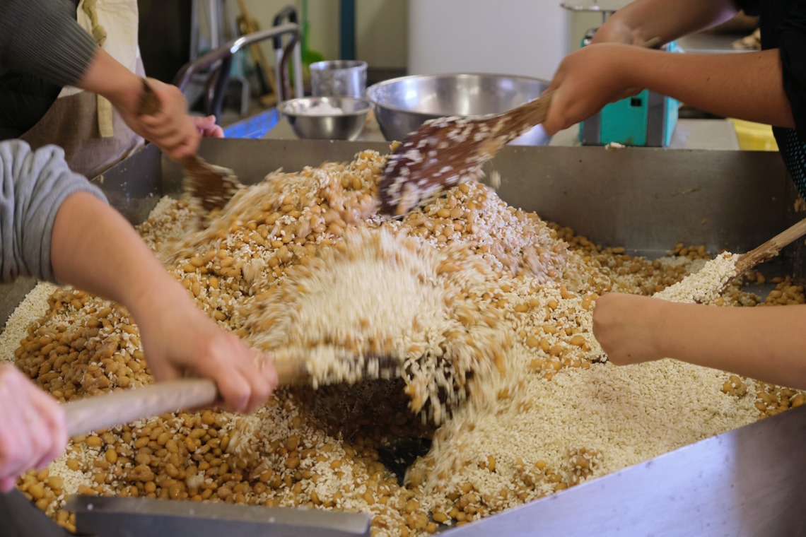 中村將一写真事務所が出張撮影した家族写真(キッズ,ベビーフォト)などが写った「味噌作り仕込み」の家族写真