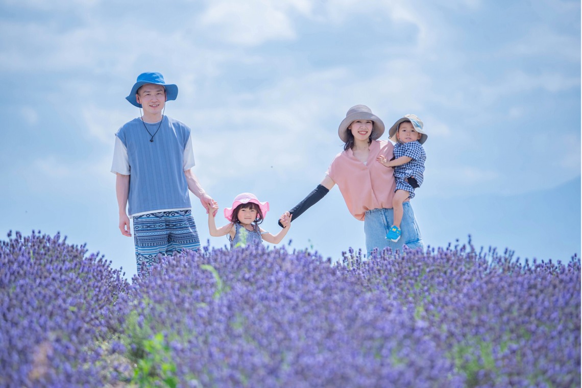 北海道ロケーションフォトウェディング♪が撮影した写真のアルバム「富良野ラベンダー畑でファミリー旅行記念撮影」