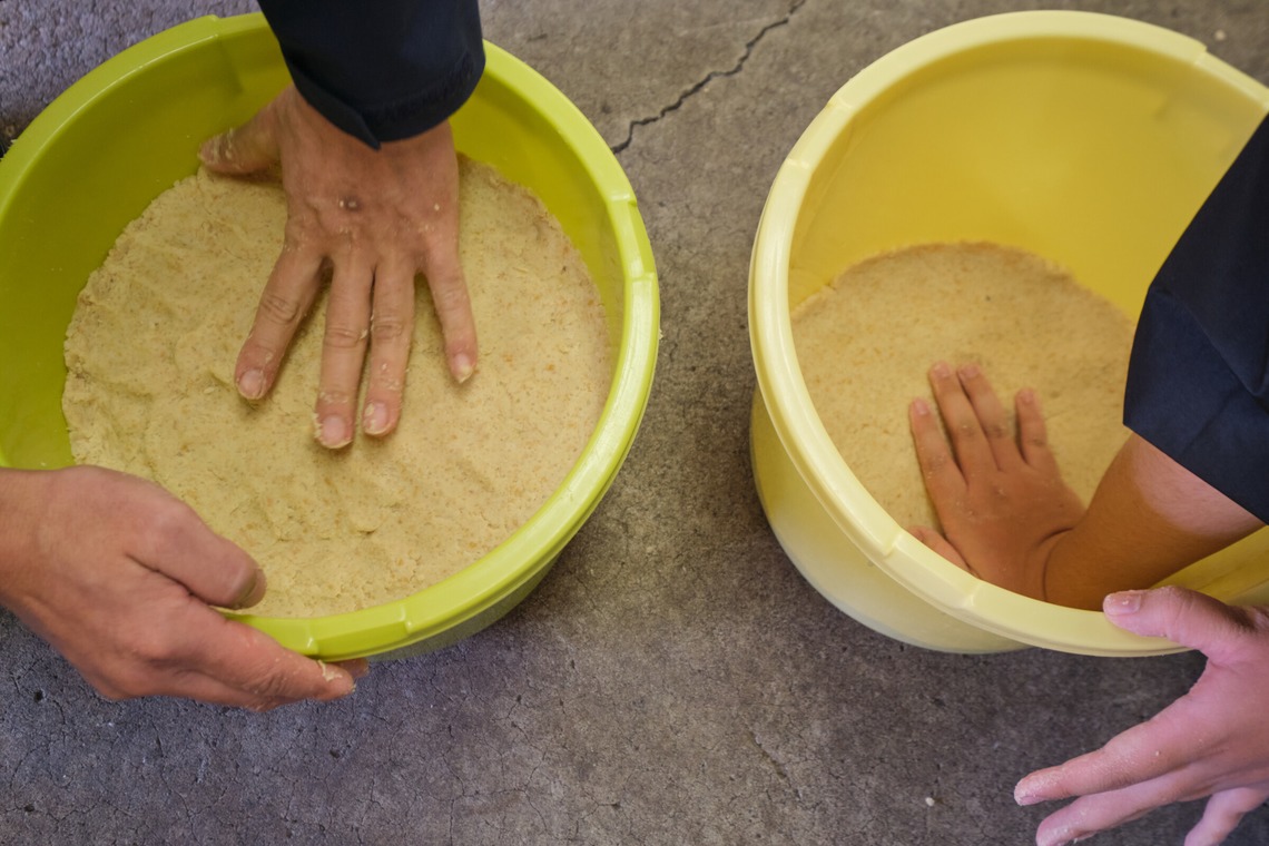 中村將一写真事務所が出張撮影した家族写真(キッズ,ベビーフォト)などが写った「味噌作り仕込み」の家族写真