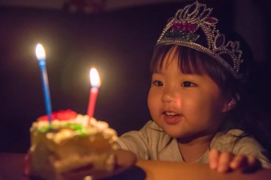 CREATIVE HOUSEが出張撮影した家族写真(キッズ,ベビーフォト)などが写った「バースデーフォト」の家族写真