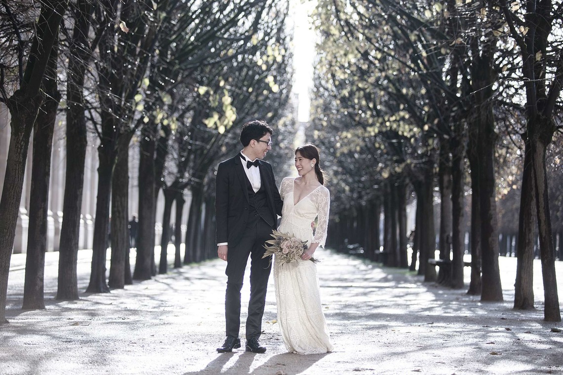 Petite Nao Photographyが撮影した「秋のパリでのフォトウェディング（トロカデロ広場、セーヌ川沿い、ビルアケム橋、バス、オルセー美術館、ルーブル美術館、パレロワイヤル、ギャルリーヴィヴィエンヌ）」の写真