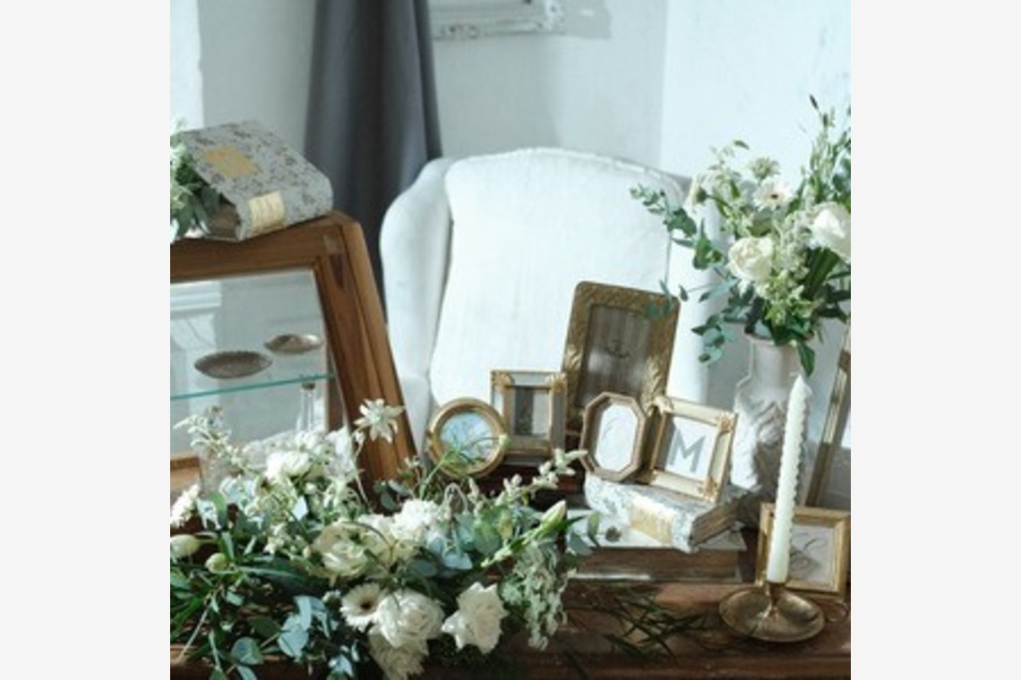 SEE LIKE PHOTOが撮影した「インテリア　雑貨　アンティーク　自然光　ラグジュアリー」の写真