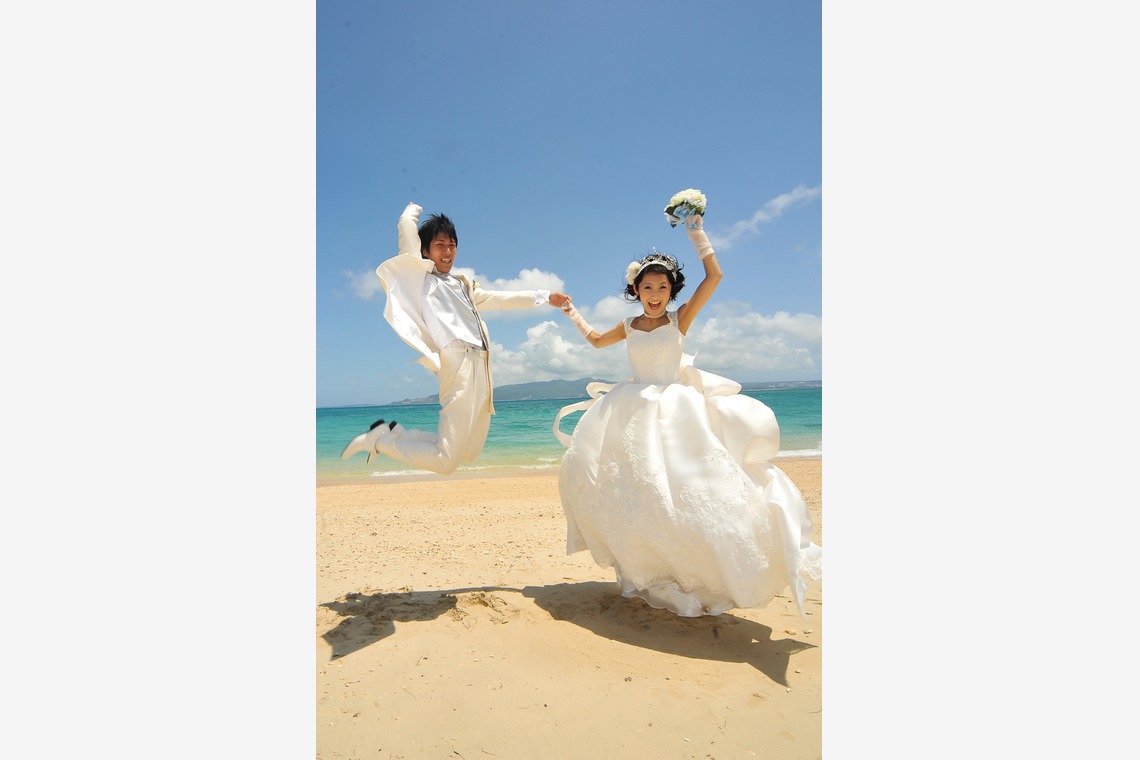 ウエディングラウンジが撮影した「ビーチフォトウェディング」の写真