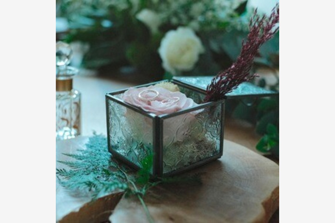 SEE LIKE PHOTOが撮影した「インテリア　雑貨　アンティーク　自然光　ラグジュアリー」の写真