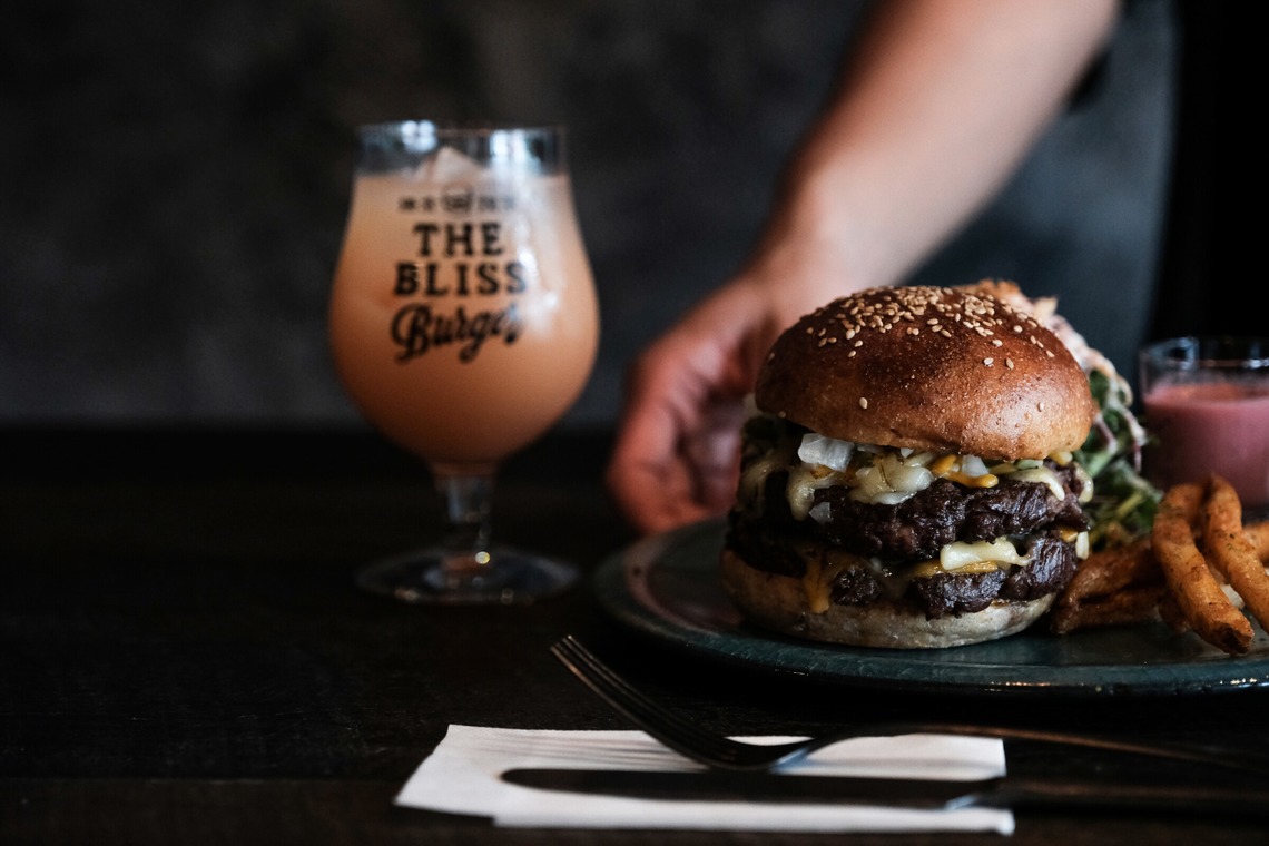 土門巧が撮影した写真のアルバム「THE BLISS BURGER」