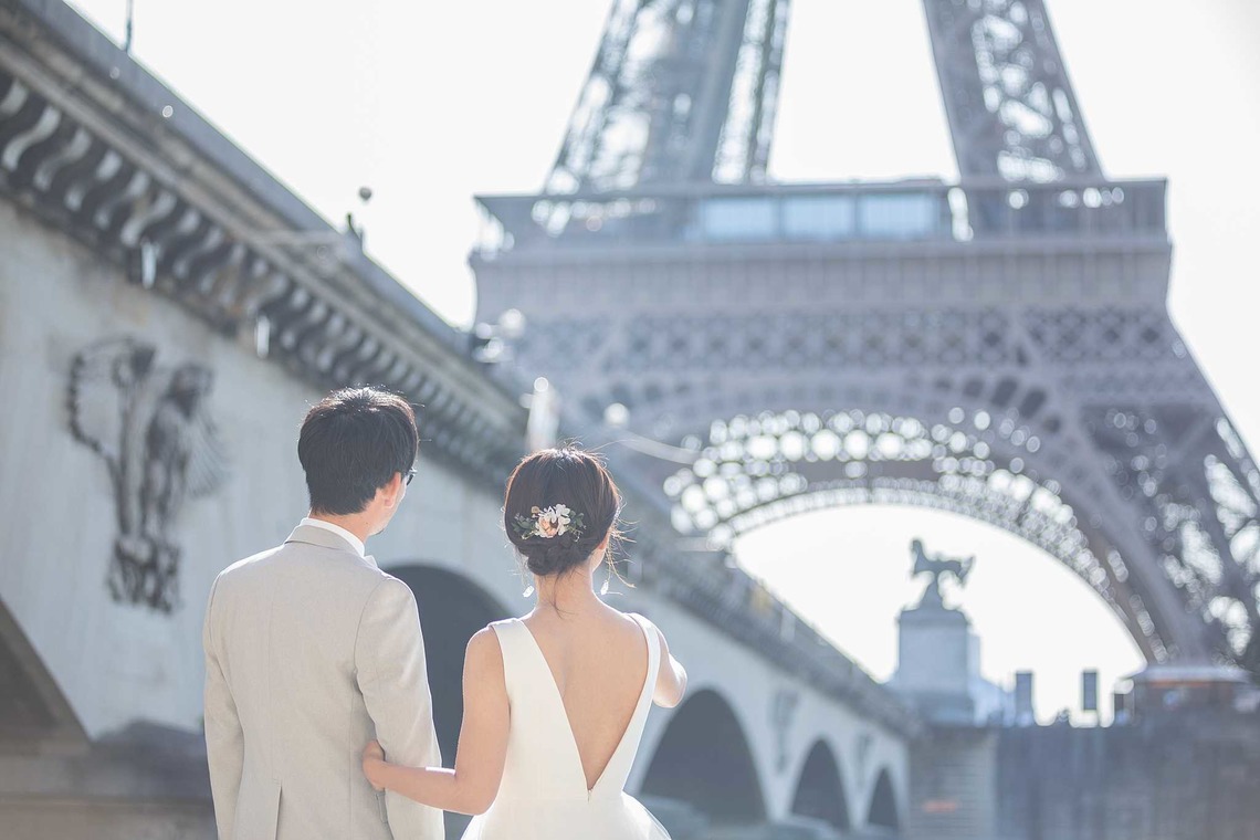 Petite Nao Photographyが撮影した写真のアルバム「パリでのフォトウェディング（エッフェル塔、ビルアケム橋、ルーブル美術館、パレロワイヤル）」