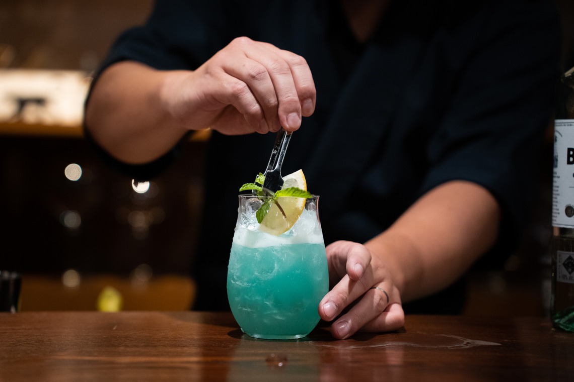 須田桃加が撮影した写真のアルバム「紺と白様」