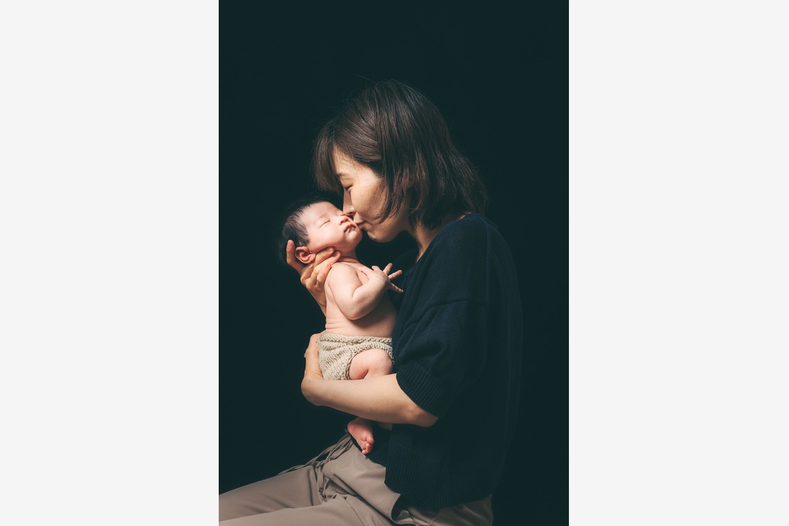 松井シンジが出張撮影した家族写真(キッズ,ベビーフォト)などが写った「ニューボーンフォト」の家族写真