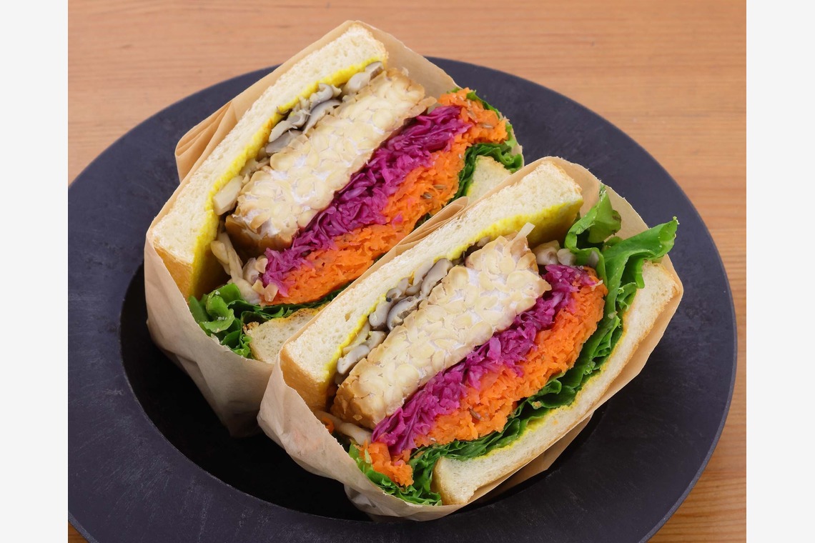 森安　照が撮影した写真のアルバム「サンドイッチ、ドッグ、バーガー」