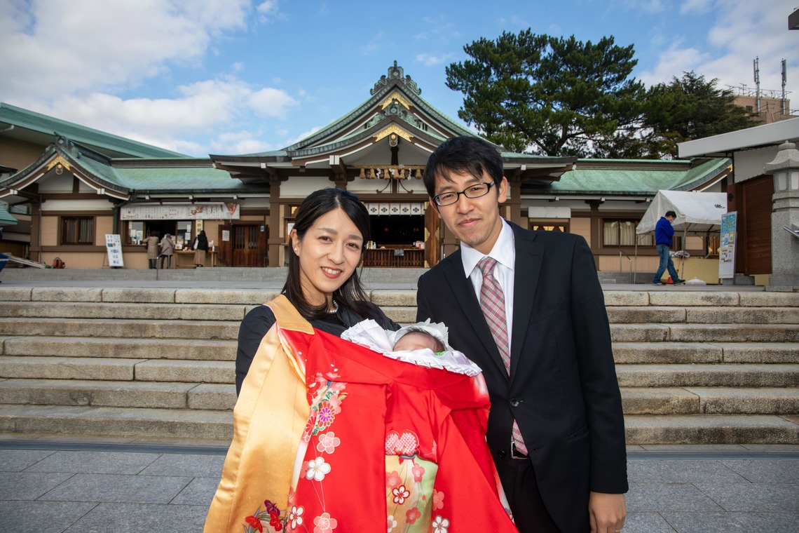 岩坪眞一郎が出張撮影した家族写真(キッズ,ベビーフォト)などが写った「初宮参り」の家族写真