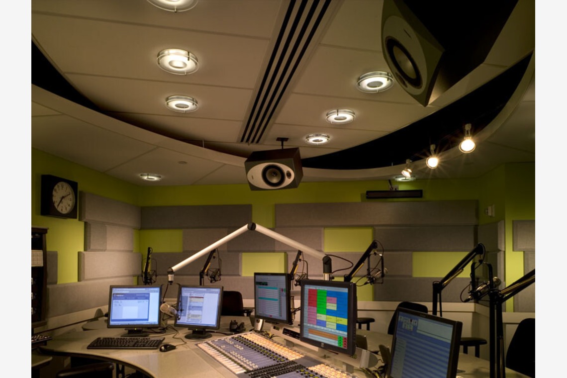 富岡敦が撮影した写真のアルバム「テレビ・ラジオ局」