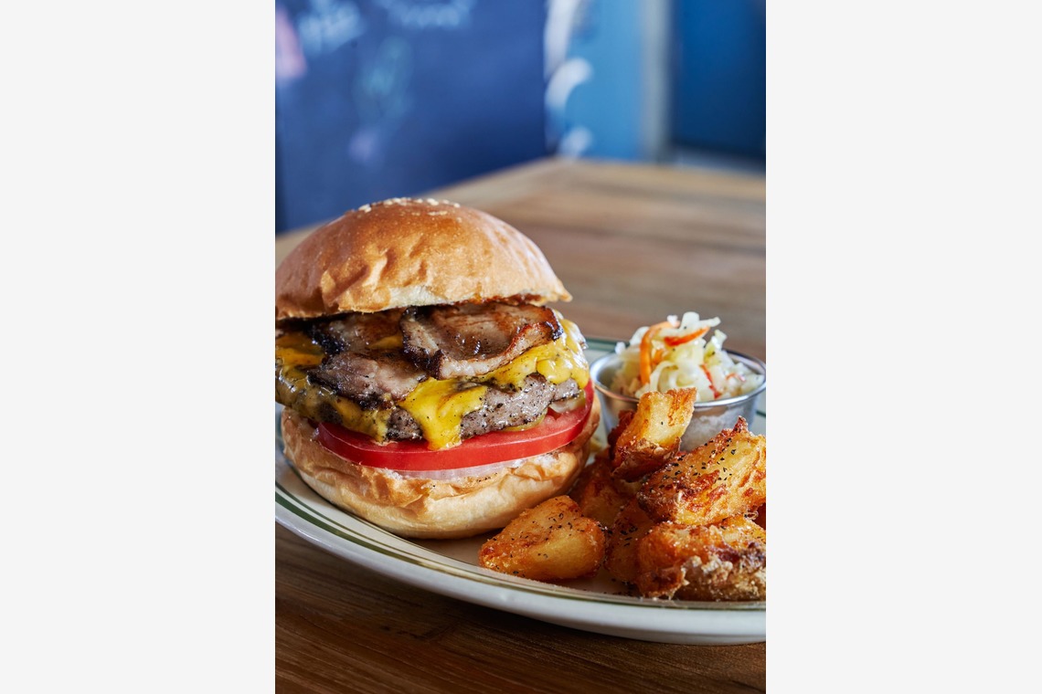 坂元寿行が撮影した「ハンバーガ屋 撮影」の写真